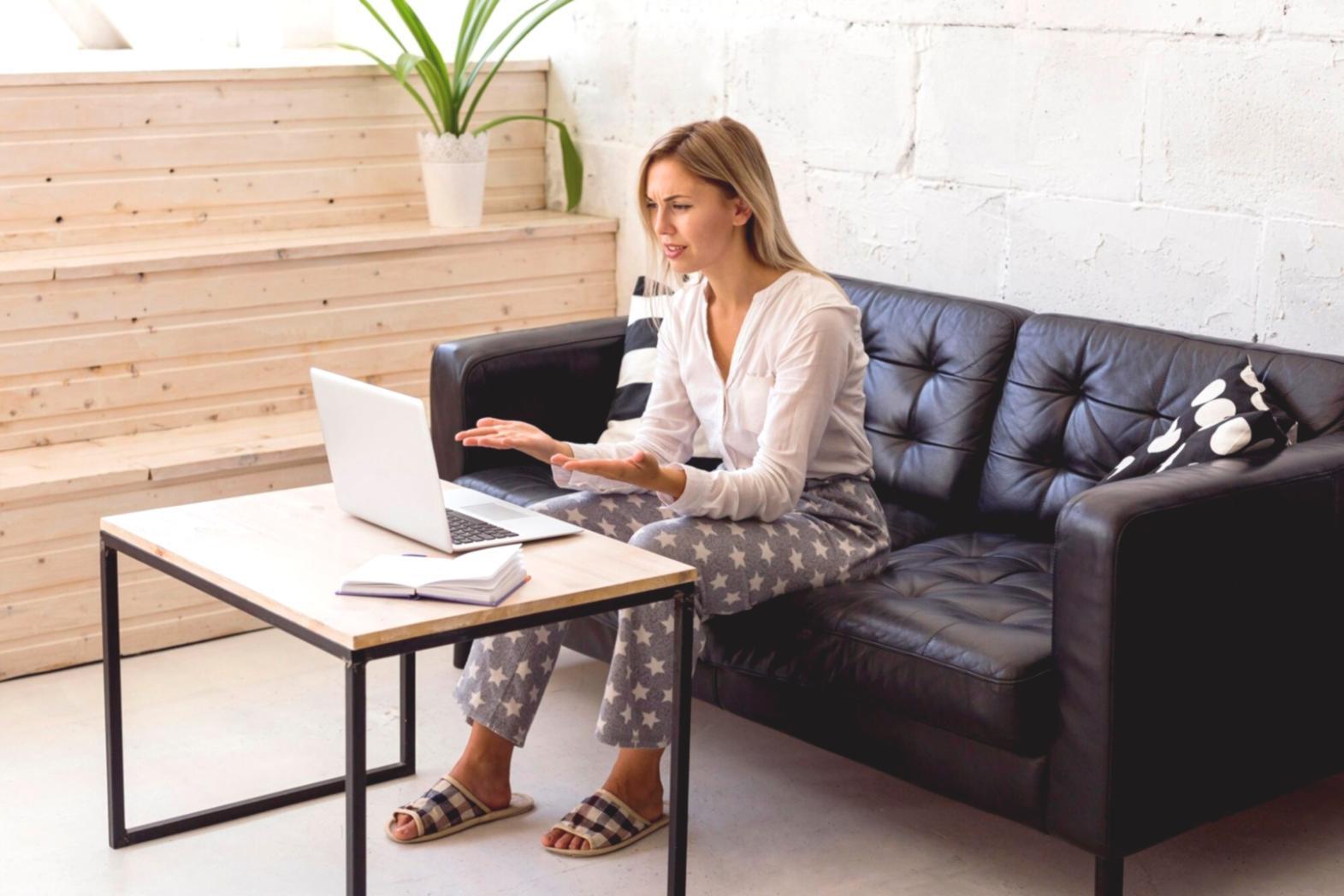 Espace de formation entrepreneuriale moderne avec des étudiants travaillant sur leurs projets